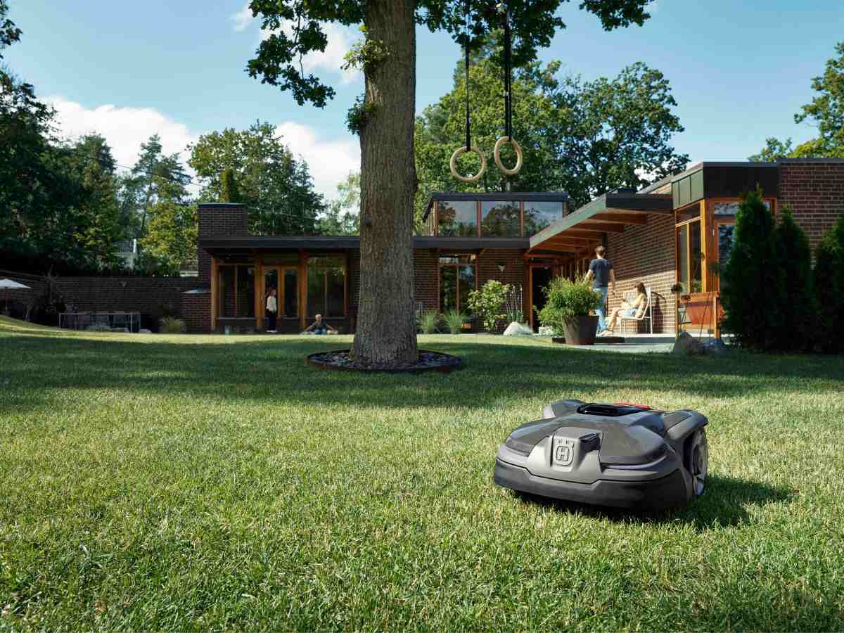 Benefits of a Robotic Mower vs. Gas-Powered&nbsp;Mowers